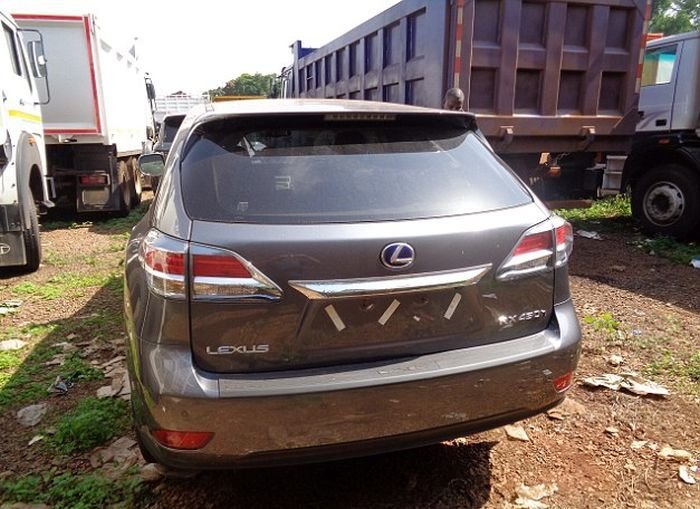 Автопарк украденных британских автомобилей в Уганде (7 фото)