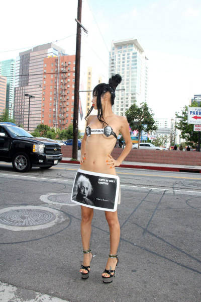 49-летняя актриса Бай Лин на улицах Лос-Анджелеса