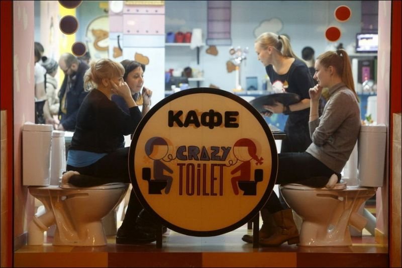 В Москве открылось «туалетное» кафе (16 фото)