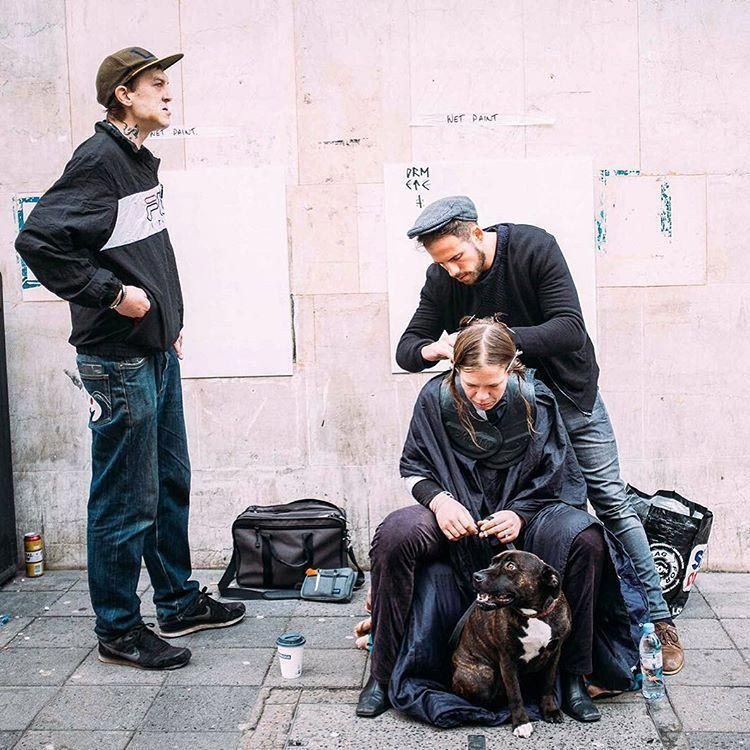 Парикмахер бесплатно стрижет бездомных после полного рабочего дня (12 фото)