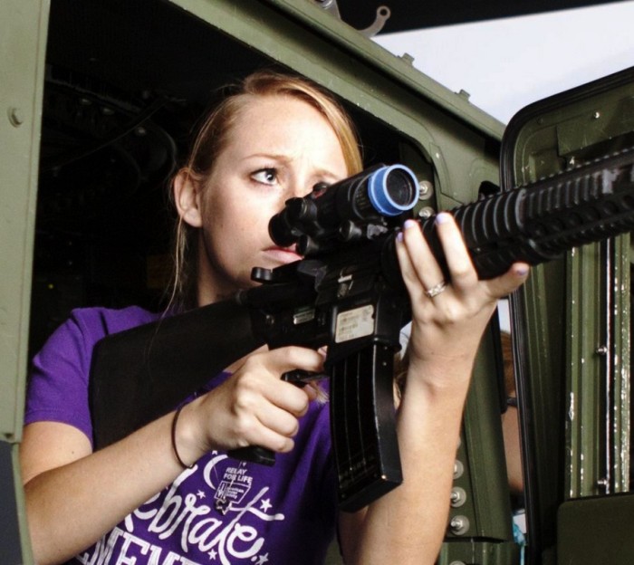 ''День Джейн Уэйн'' для жен военнослужащих на базе морской пехоты в штате Калифорния