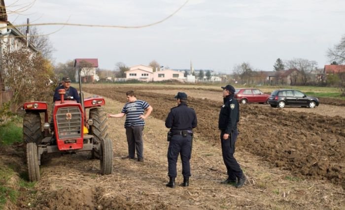 Хорватский фермер распахал землю на стоянке заблокировав около 50 машин (11 фото)