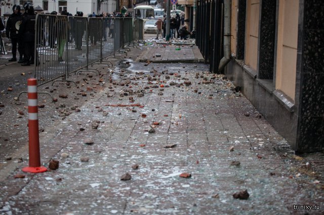 В Москве турецкое посольство забросали камнями и бутылками (13 фото)