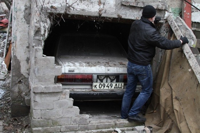 В Донецке автомобиль Toyota Mark II более 20 лет оставался замурованным (20 фото и 1 видео)