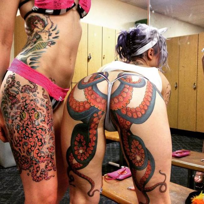 Яркая татуировка в виде осьминога, украсила ягодицы девушки