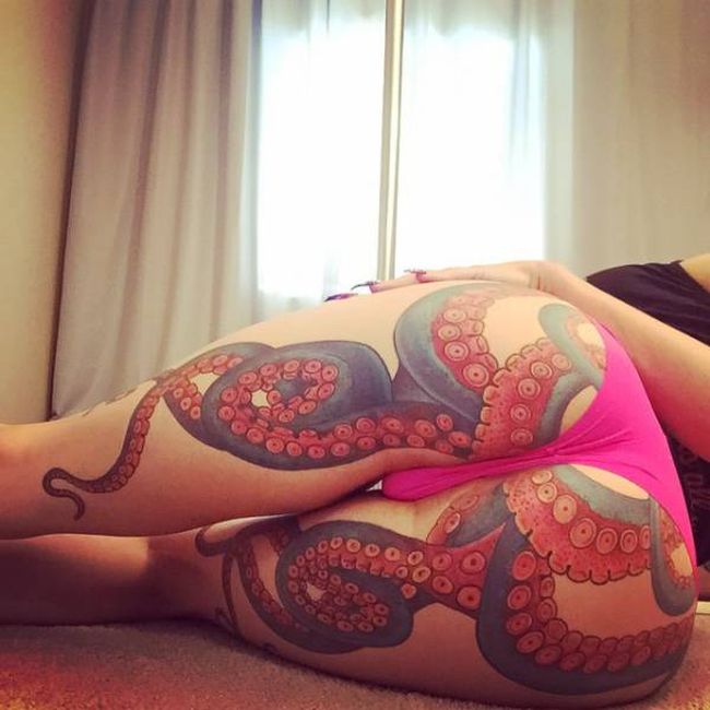 Яркая татуировка в виде осьминога, украсила ягодицы девушки
