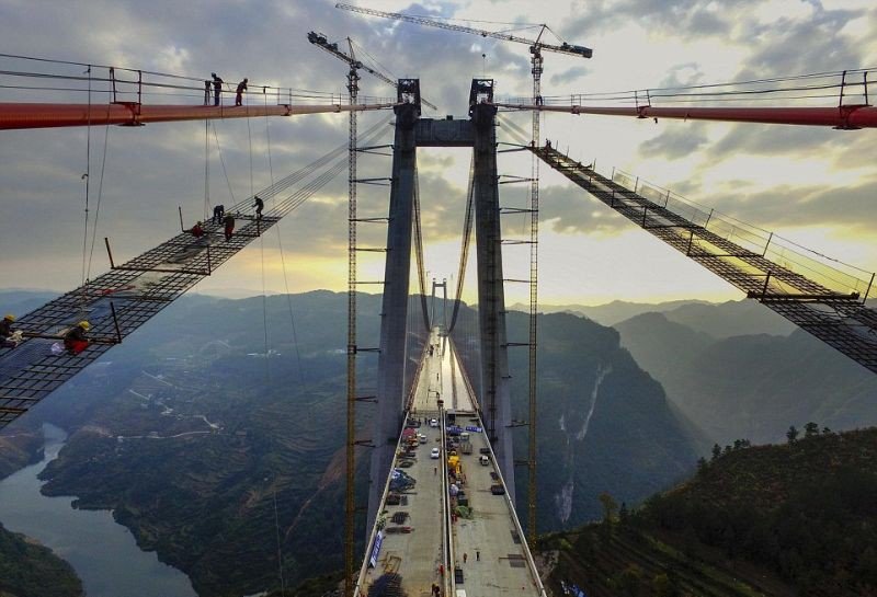 Над гигантским подвесным мостом в Китае трудятся лишь строители с титановыми яйцами (4 фото)