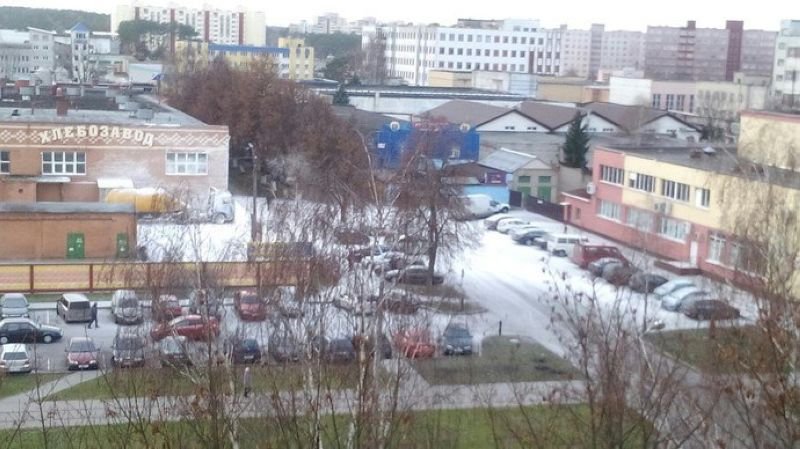 В результате технической неполадки на хлебозаводе в Солигорске прошла «метель» из муки (5 фото)