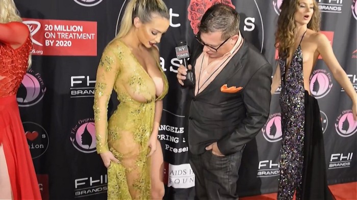 Модель Playboy Линдси Пелас в откровенном платье на модном показе Art Hearts FW Red Carpet