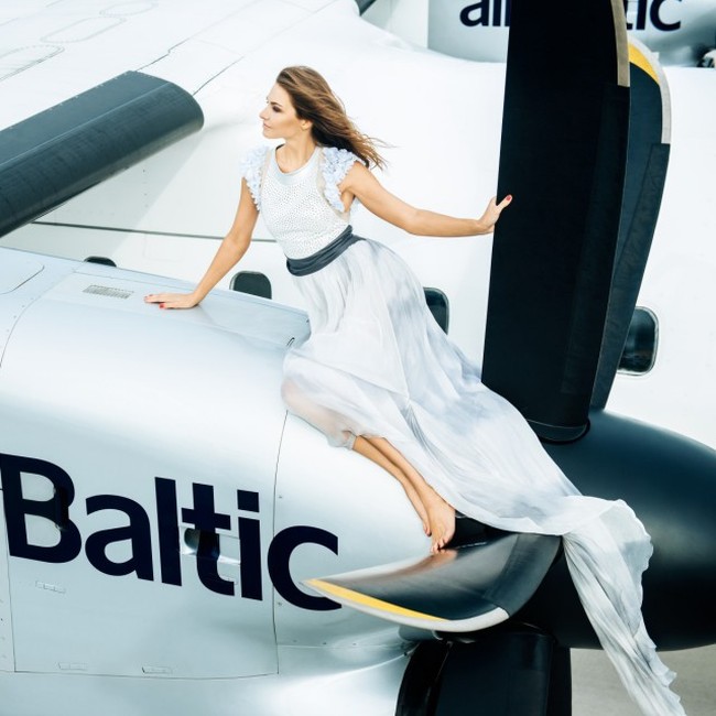 Календарь на 2016 год со стюардессами от латвийской авиакомпании airBaltic