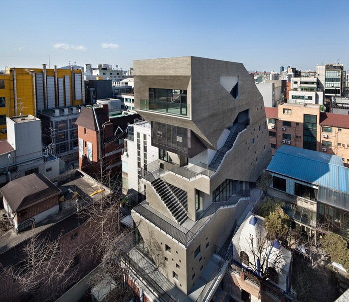 Бетонный дом в центральной части Сеула (10 фото)