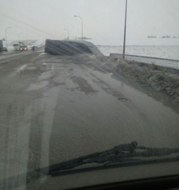 В Кемеровской области фура повисла на мосту после ДТП