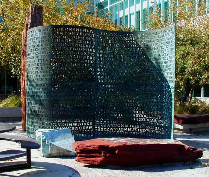 Загадочная скульптура в штаб-квартире ЦРУ