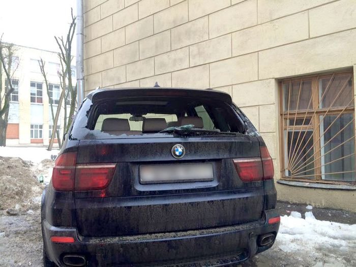 Упавшие с крыши дома ледяные глыбы повредили BMW X5 и Fiat Punto