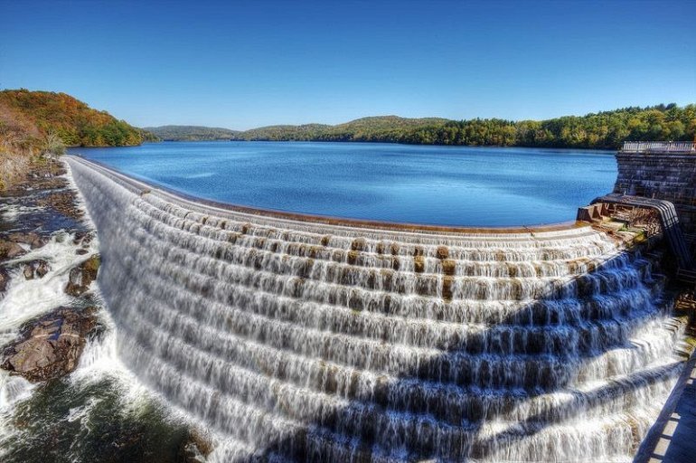 Кротонская дамба и водохранилище