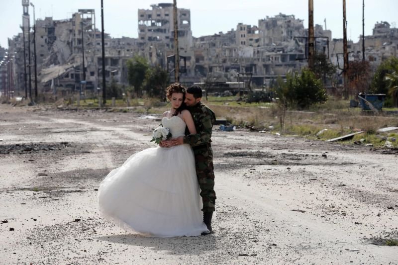 Трогательные свадебные фотографии среди сирийских руин