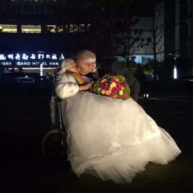 В Китае 84-летний мужчина написал признание своей супруге