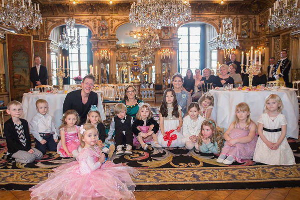 Принцесса Мадлен устроила детское чаепитие во дворце