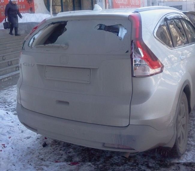 В Екатеринбурге за парковку на тротуаре повредили автомобиль