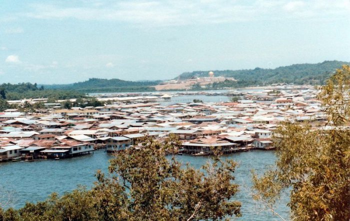 Самое большое в мире поселение на воде - Кампонг Айер