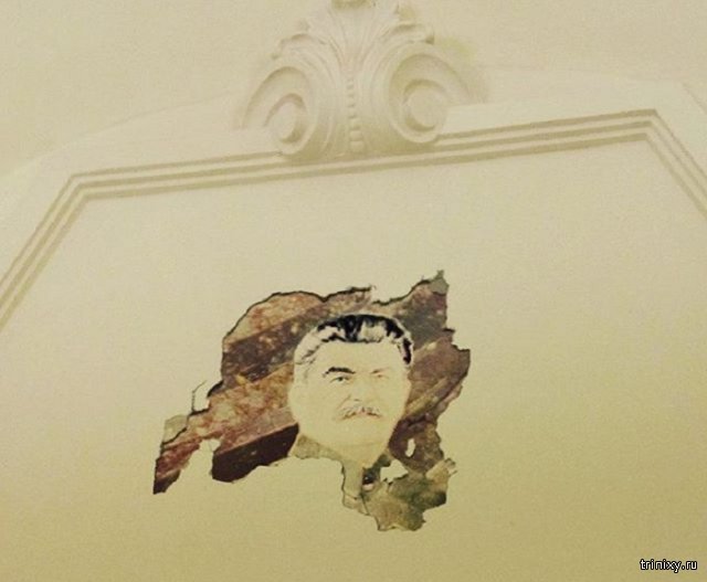 В метро под обвалившейся штукатуркой обнаружилось лицо Сталина