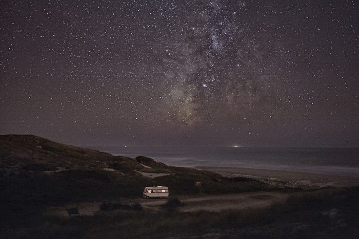 Ночное небо над фургоном от фотографа Alessandro Puccinelli