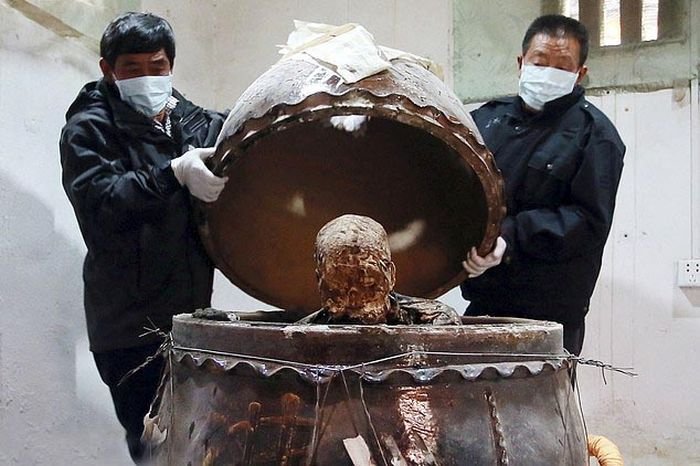 В Китае мумифицированное тело буддистского монаха превратили статую
