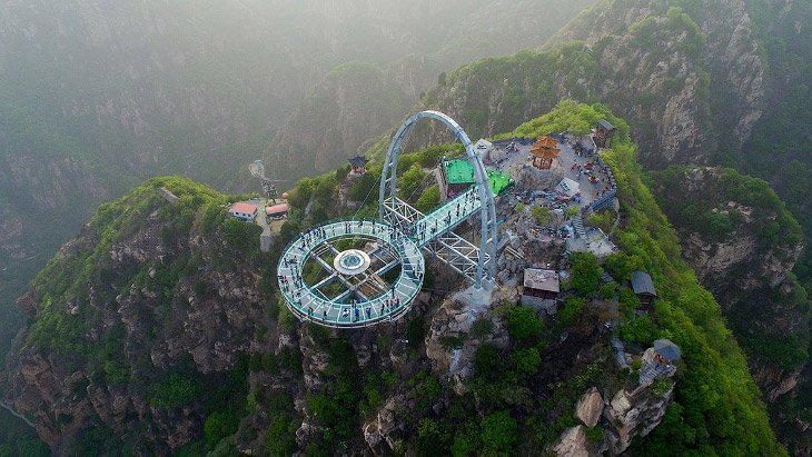 Стеклянная смотровая площадка в Китае на высоте 400 метров