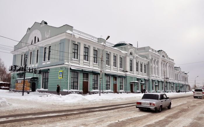 В Омске очистили от грунта цокольный этаж старинного здания