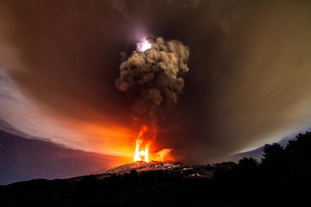 Извержение вулкана Этна на Сицилии, Италия