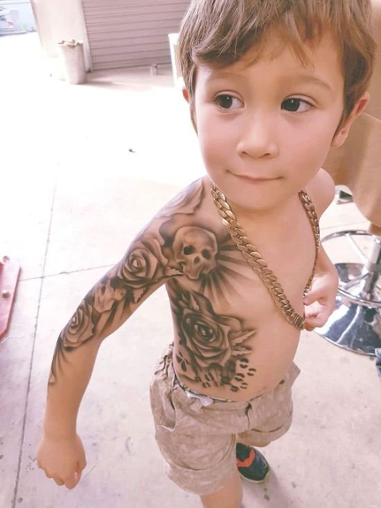 Тату мастер из Новой Зеландии порадовал детишек временными татуировками