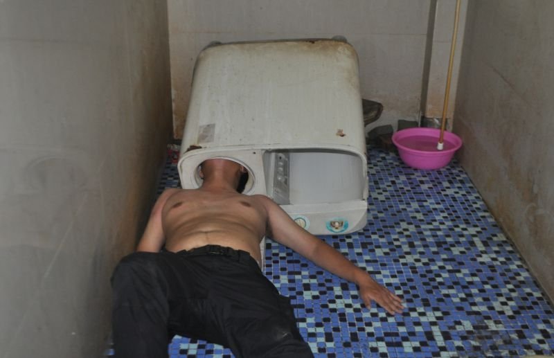Китаец пытался отремонтировать стиральную машину и застрял в ней головой