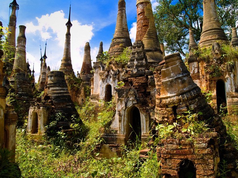 Средневековая деревня храмов в Мьянме