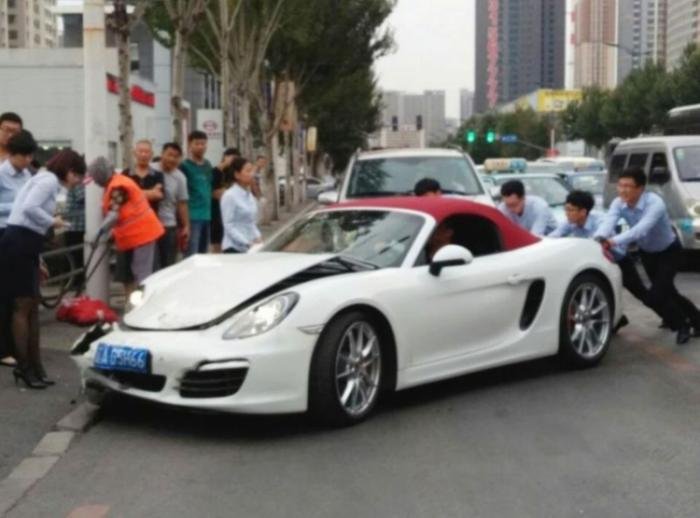 В Китае девушка разбила Porsche через считанные секунды после покупки