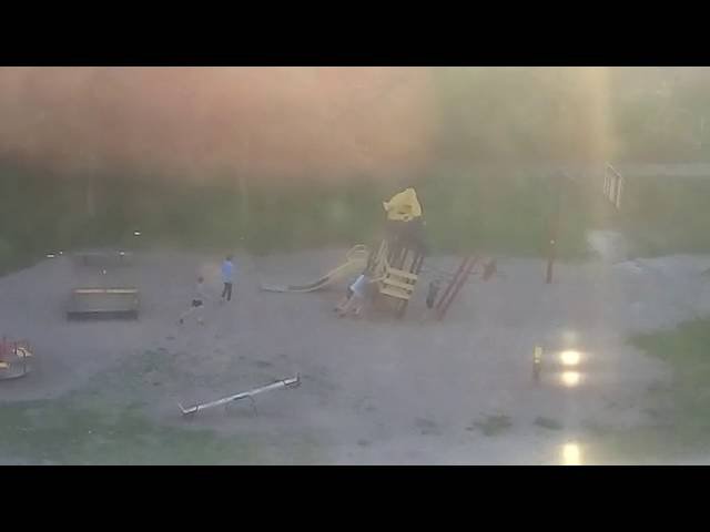 Дети разрушают игровую площадку в Кировске