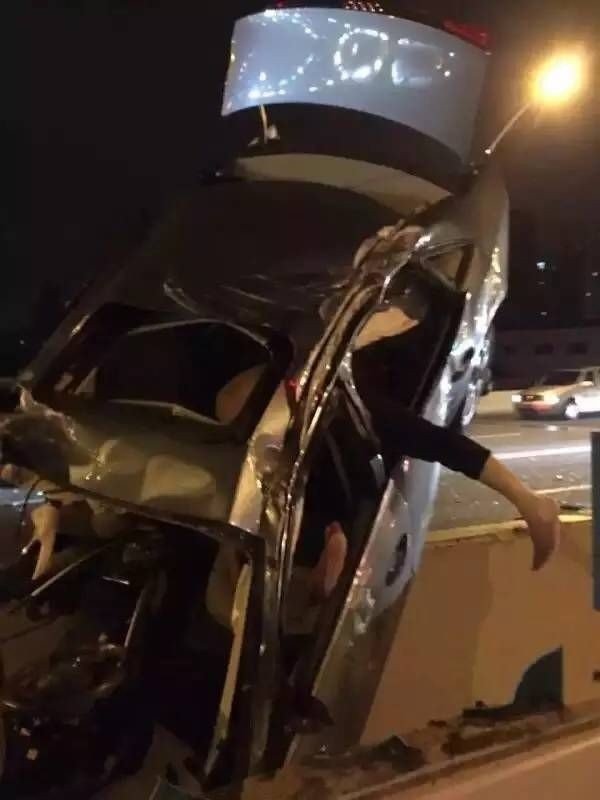 В Китае автомобилист-лихач попал в ДТП и повис на мосту