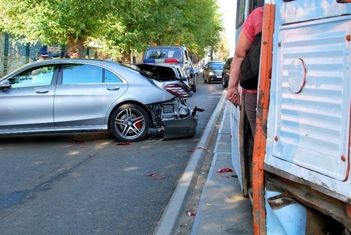 В Перми трамвай столкнулся с двумя автомобилями марки Mercedes