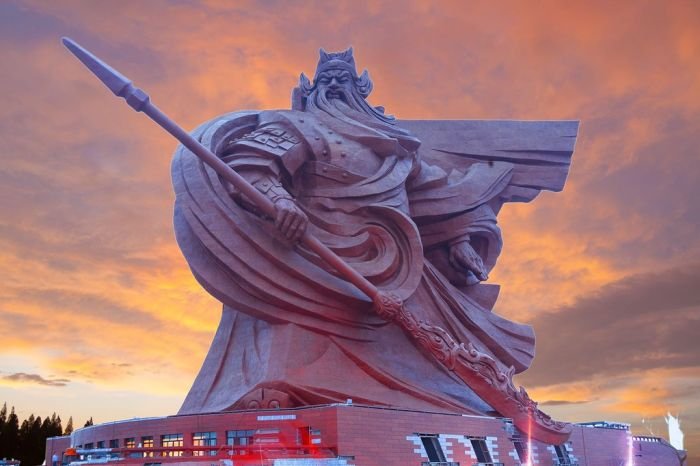 В Китае появилась статуя древнего полководца Гуань Юя