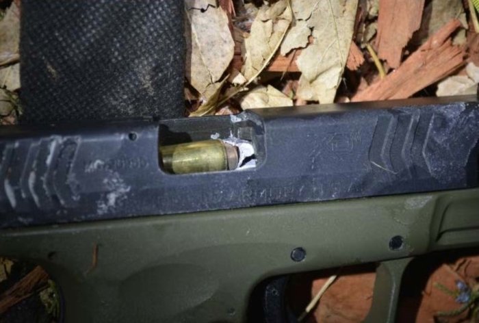 Пуля полицейского попала в дуло пистолета преступника