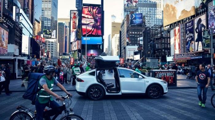 За рулем сверхсовременной Tesla Model X в Нью-Йорке