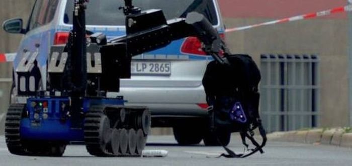 В Германии роботом обследовали подозрительный рюкзак в мусорном баке