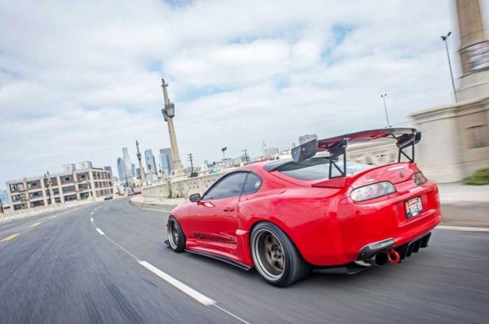 Атмосферная Toyota Supra на дросселях