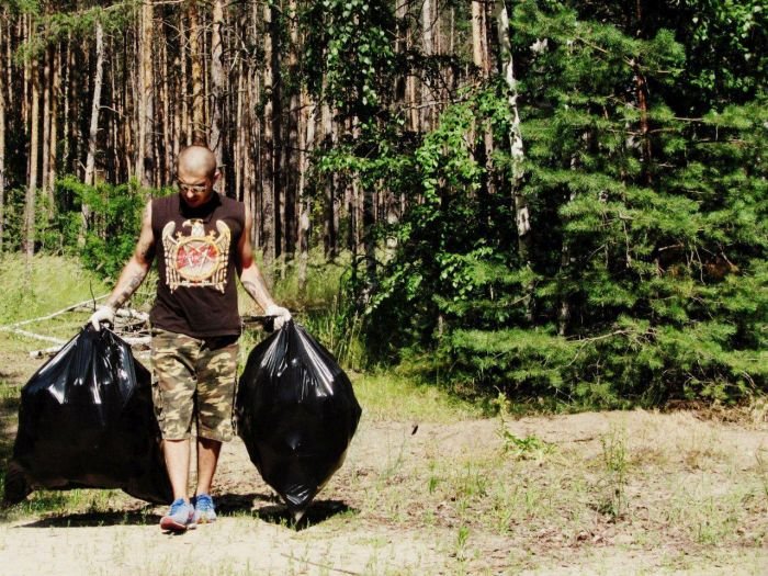 Воронежский слесарь очищает лес от мусора