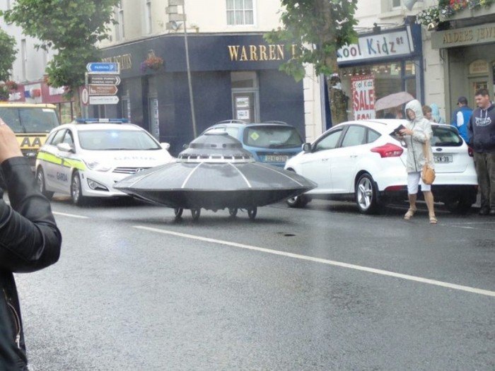 Ирландские дорожные полицейские задержали летающую тарелку