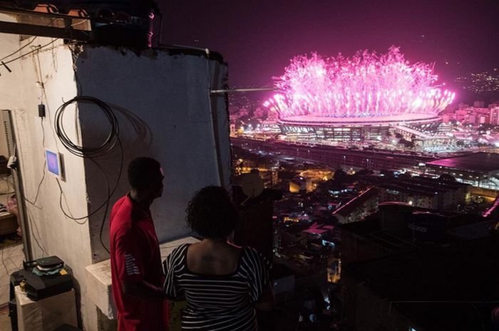 Взгляд на церемонию открытия Олимпиады в Рио из городских трущоб