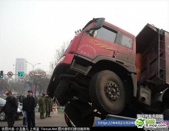 ДТП в Китае машина провалилась