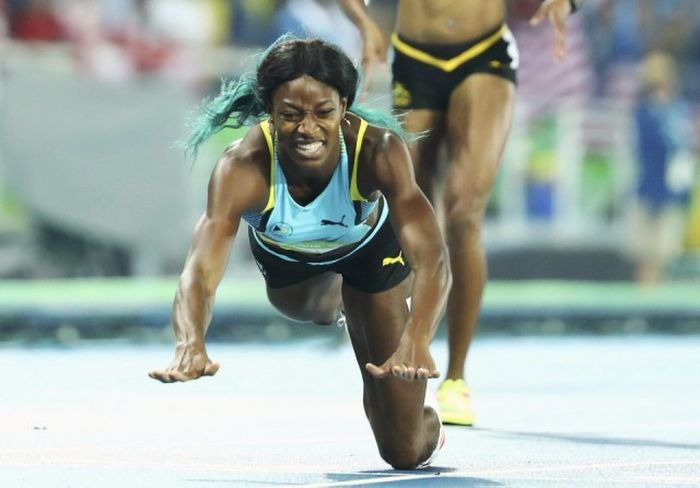 Багамская бегунья выиграла благодаря прыжку у финишной линии