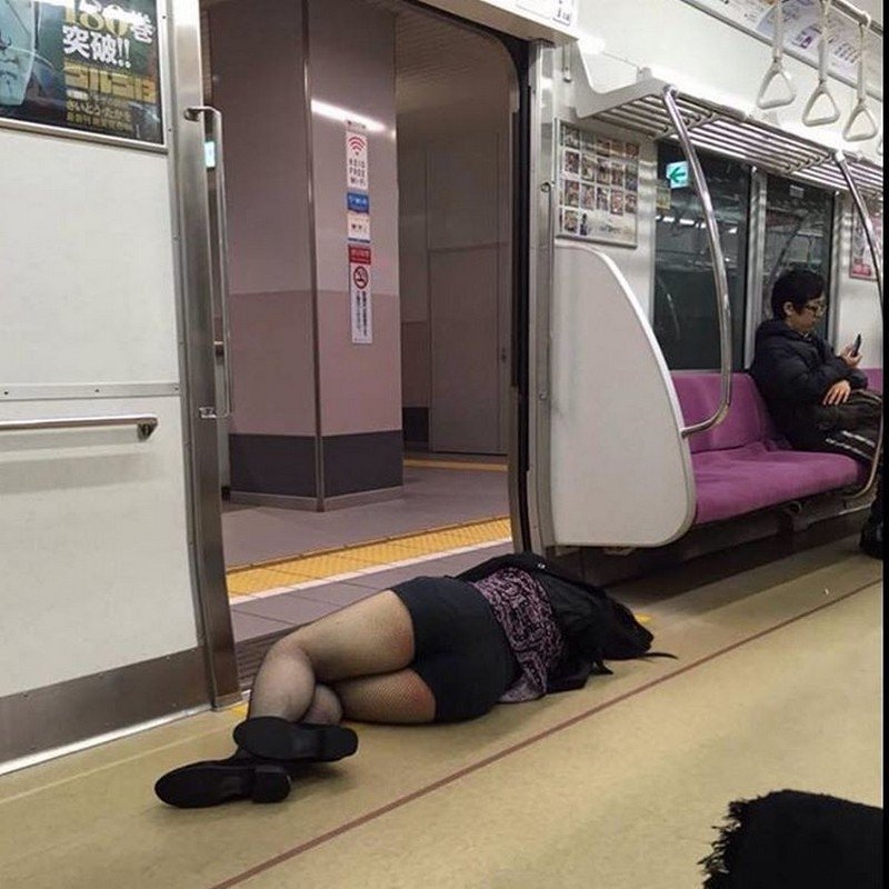 Спят уставшие японцы