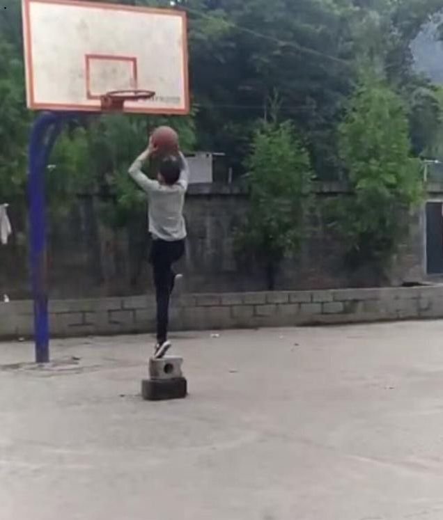 Зрелищный бросок мяча в корзину от начинающего баскетболиста