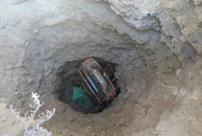 В Крыму автомобиль застрял в скале над морем